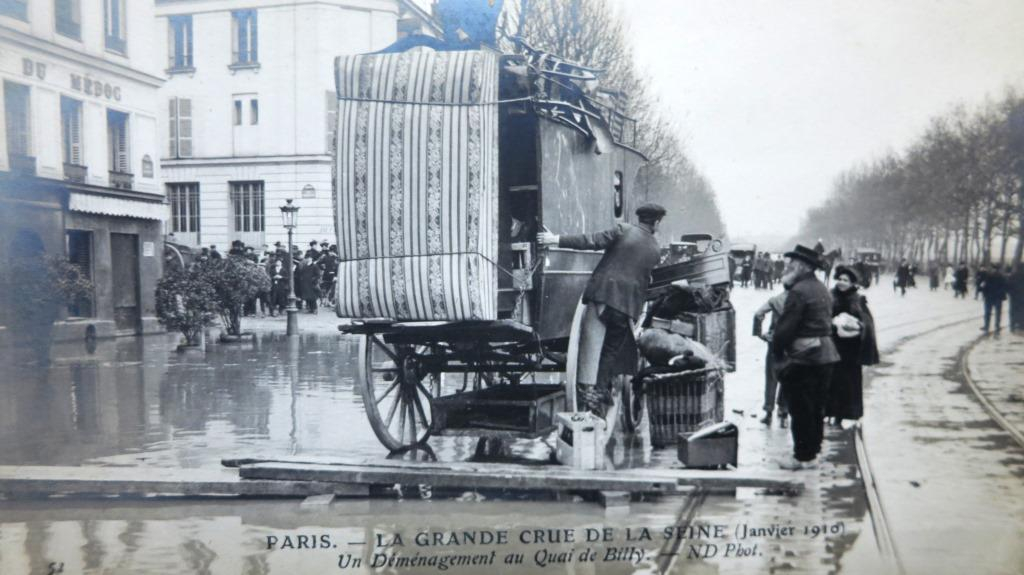 Inondation de la Seine en 1910. Album de cartes postales.